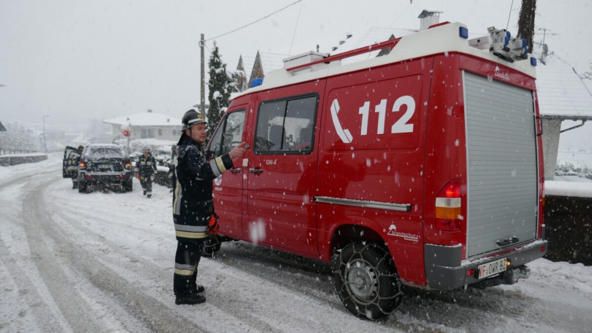 01 02 2019 Fahrzeuge Bleiben Im Schnee Stecken Freiwillige Feuerwehr